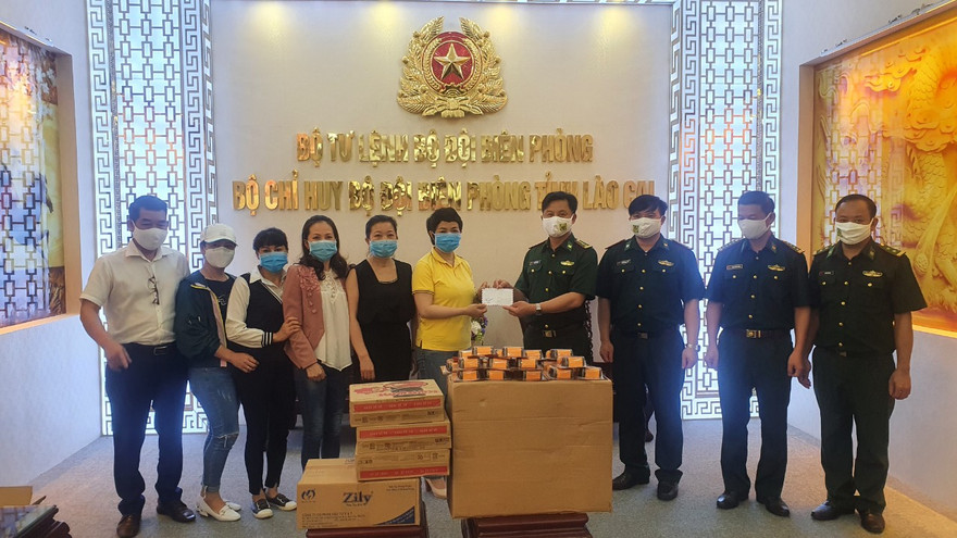 Nhóm các nhà hảo tâm trao quà cho lực lượng Biên phòng Lào Cai.
