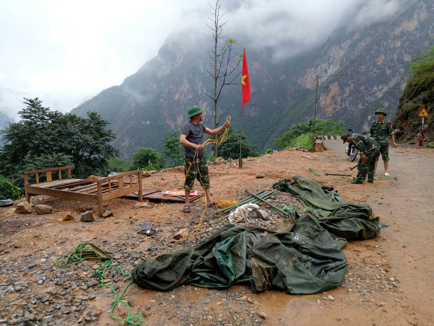 Giông lốc, mưa đá làm hư hỏng hoàn toàn chốt phòng dịch thuộc đồn Biên phòng Pha Long. 