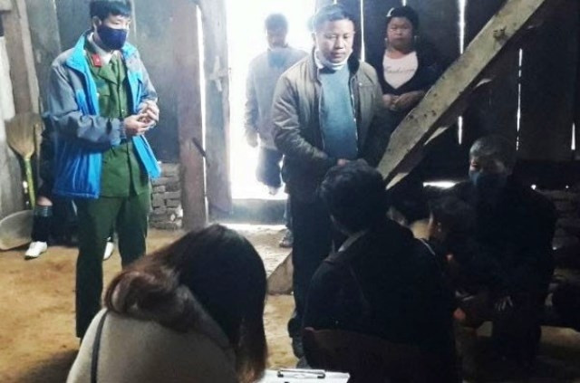 Lực lượng chức năng kiểm tra, lập biên bản đối với ông Thào Thào A T. do tụ tập đông người, vi phạm Chỉ thị 16 về phòng, chống dịch Covid-19. 