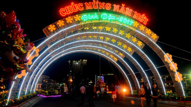 Đường hoa được tổ chức trên đường Điện Biên Phủ, đoạn từ ngã tư giao với Hùng Vương đến đoạn giao Lương Văn Chánh. Trong ảnh là cổng chào đường hoa trên đường Điện Biên Phủ trang trí ánh sáng. Ảnh Vnexpress