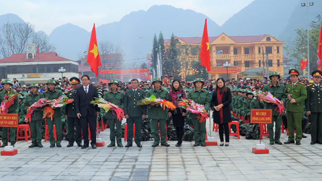 Lãnh đạo tặng hoa cho các tân binh