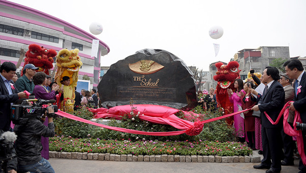 Lễ khánh thành có sự tham gia của Bộ trưởng Giáo dục và Đào tạo Phùng Xuân Nhạ và nhiều quan khách trong và ngoài nước. Theo quy định hiện hành, chỉ các nhà đầu tư nước ngoài mới được phép đầu tư trường quốc tế tại Việt Nam. Đây là trường hợp đầu tiên, mộ