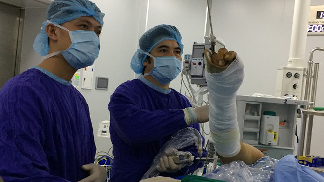 Bác sĩ Nguyễn Công Hoàng cùng ekip tại Vinmec Nha Trang đã mổ nội soi chữa triệt để hội chứng chèn ép dưới mỏm cùng vai cho ông Đào Tú.