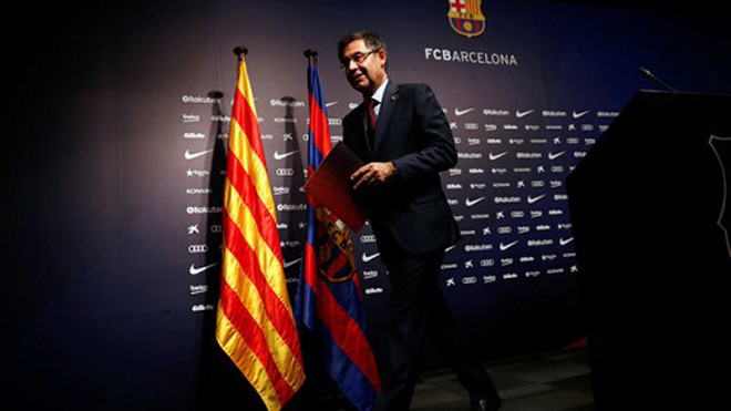 Bartomeu rời họp báo ngày 2/10. Ảnh: Reuters.