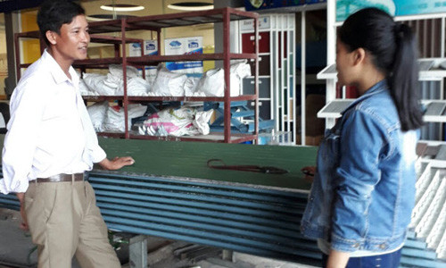 Anh Lê Trung Mỹ (trái) đang chọn mua hàng tại một đại lý BlueScope Zacs.