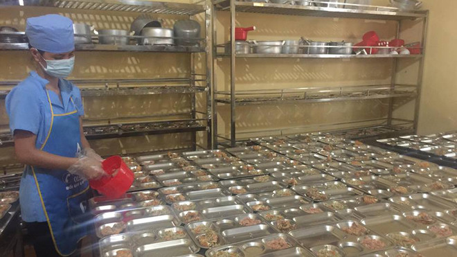 Chia suất ăn bữa trưa tại trường tiểu học Đức Giang, Hoài Đức. Ảnh: Ánh Đinh 