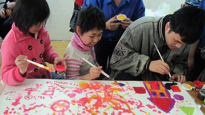 Những bức vẽ của các em nhỏ tự kỷ được scan, số hoá, thiết kế lại bởi đội ngũ designer của Tòhe và dùng làm họa tiết trang trí in trên các sản phẩm thời trang, lifestyle như: túi, ví, phụ kiện du lịch, phụ kiện công nghệ, đồ trang trí gia đình, đồ chơi tr