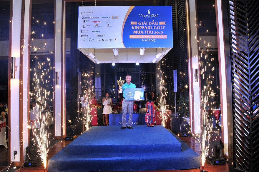 Gôn thủ Đoàn Ngọc Dũng xuất sắc vượt qua 144 bạn cùng chơi để trở thành nhà vô địch giải Vinpearl Golf Autumn Tour 2017