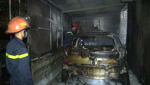 Ôtô bị thiêu rụi. Ảnh: Lam Sơn.