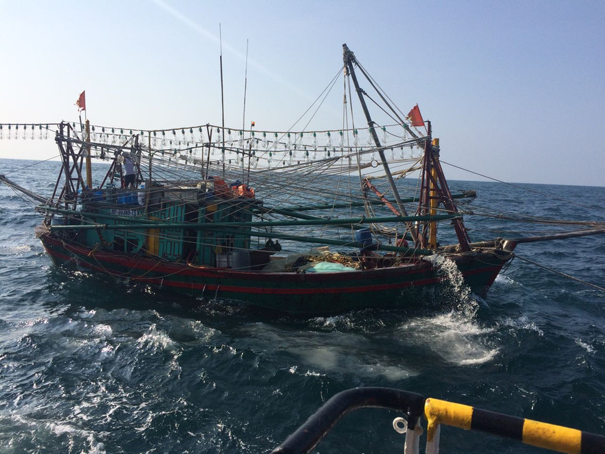 Cứu nạn khẩn cấp 4 thuyền viên trước cơn bão số 11