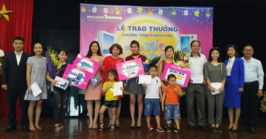 Nhà sách Tiền Phong trao giải chương trình “Ưu đãi sốc, bốc quà khủng” 