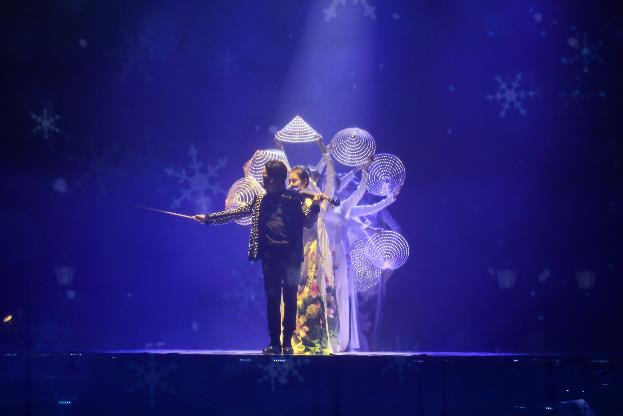 Đêm nhạc được mở đầu bằng tiếng đàn violin của Hoàng Rob cùng hiệu ứng sân khấu đẹp mắt