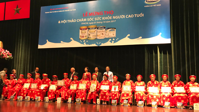 Vinamilk đồng hành chăm sóc sức khỏe cho gần 1000 người cao tuổi 