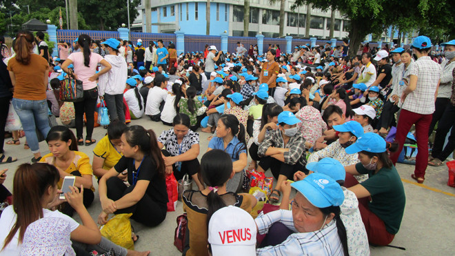 Hàng nghìn công nhân đình công vì không có nhà để xe