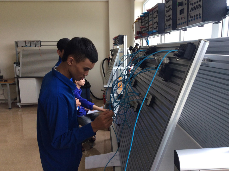 Học viên ngành điện trong tại trường cao đẳng nghề. 