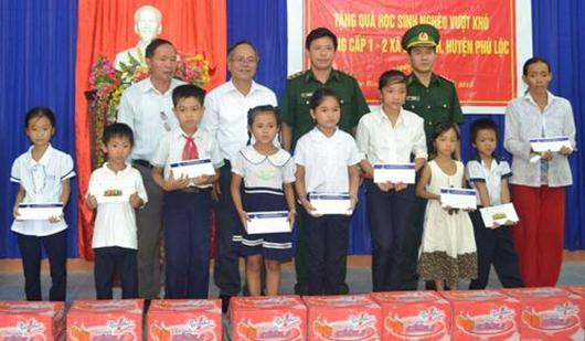 TT - Huế: Trao quà cho học sinh nghèo học giỏi