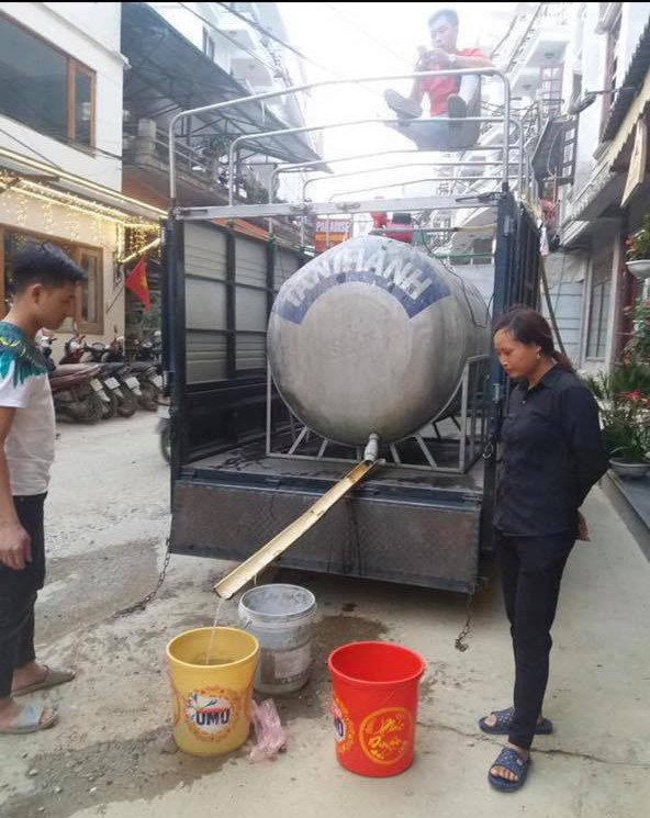 Người dân Sa Pa mua nước để sinh hoạt trong dịp khô hạn.