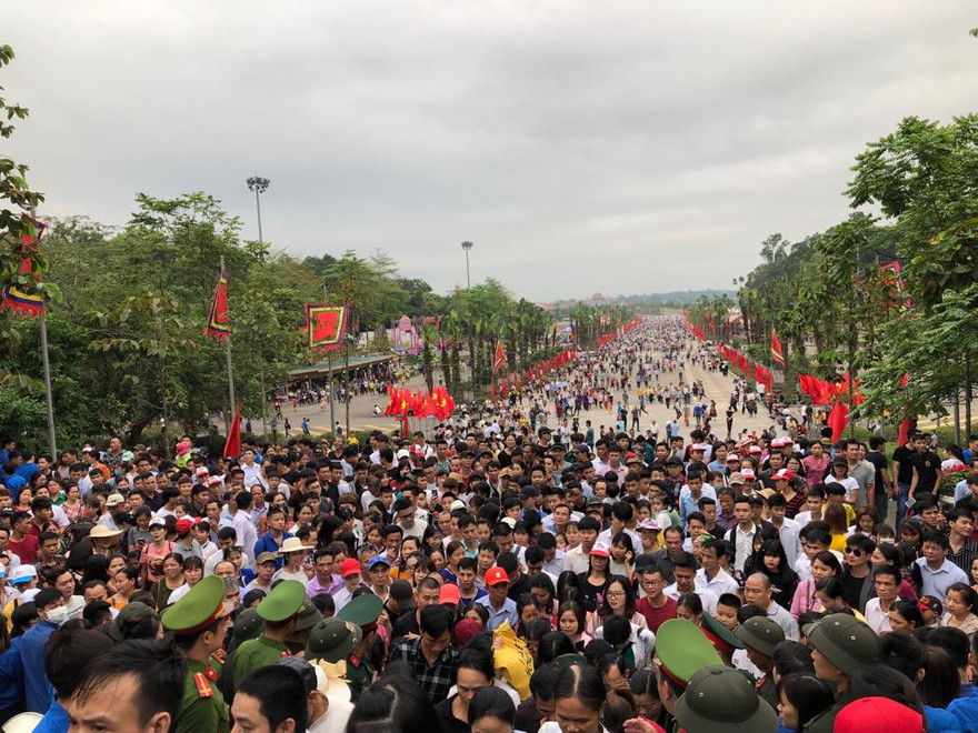 Biển người chen chân trong ngày chính hội Đền Hùng