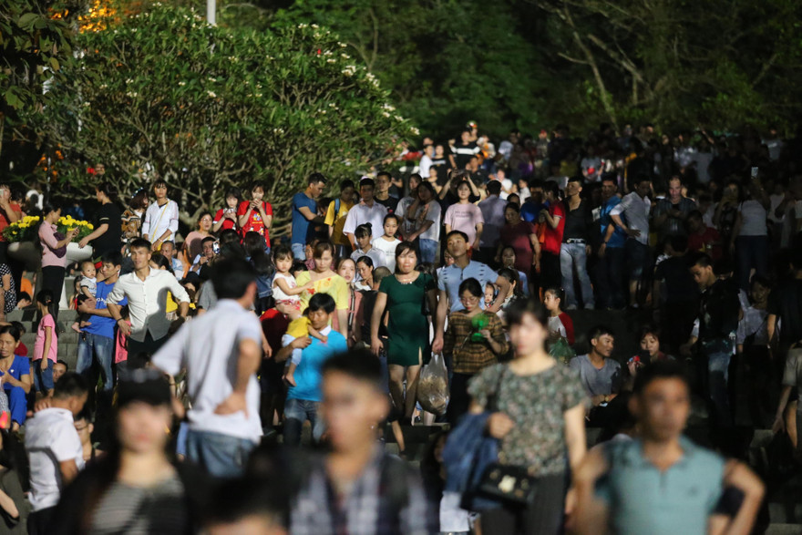 Đêm ngày 9/3 âm lịch, hàng vạn người trắng đêm ở đền Hùng chờ hành hương.