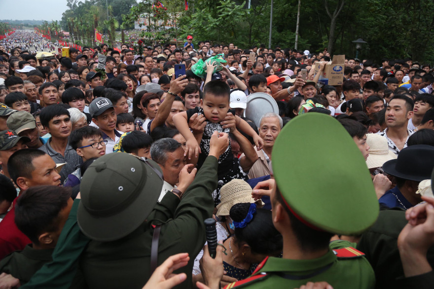 Công kênh trẻ nhỏ giữa biển người đổ về lễ hội Đền Hùng
