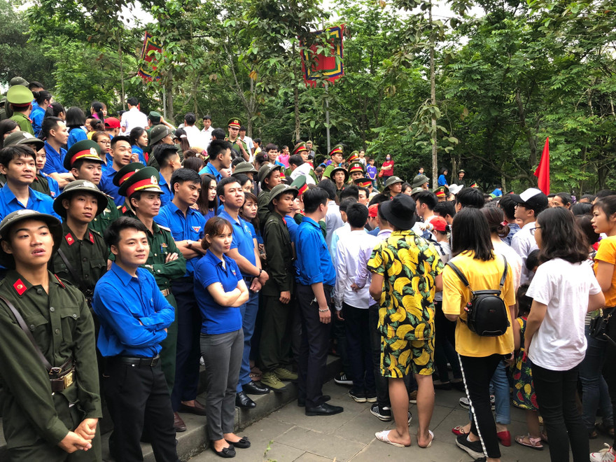 Các bạn tình nguyện viên nhặt rác trong đêm ở khu di tích đèn Hùng ngày 9/3 âm lịch.