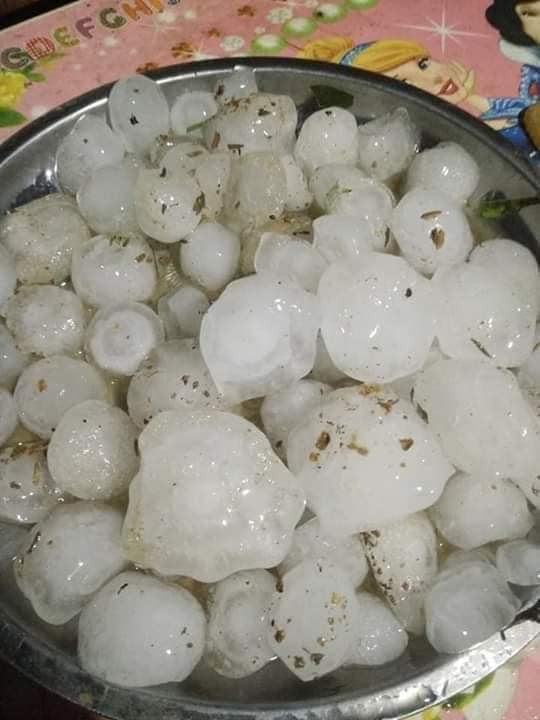 Những cục mưa đá lớn trút xuống trong cơn lốc, giông.