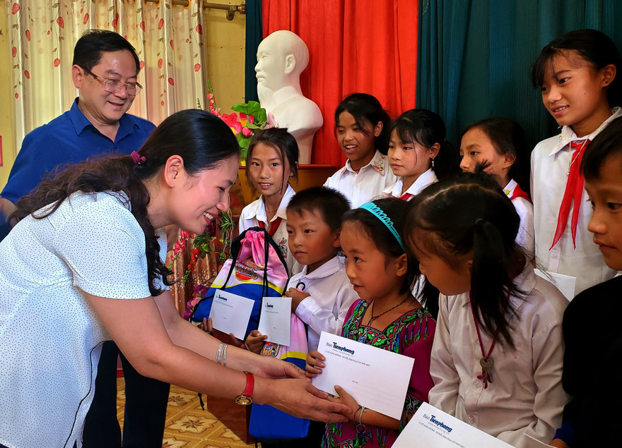 Bí thư Tỉnh Đoàn Yên Bái, chị Đoàn Thị Thanh Tâm cùng Tổng biên tập báo Tiền Phong, ông Lê Xuân Sơn trao quà cho các em học sinh Trường bán trú Tiểu học và THCS Dế Xu Phình.