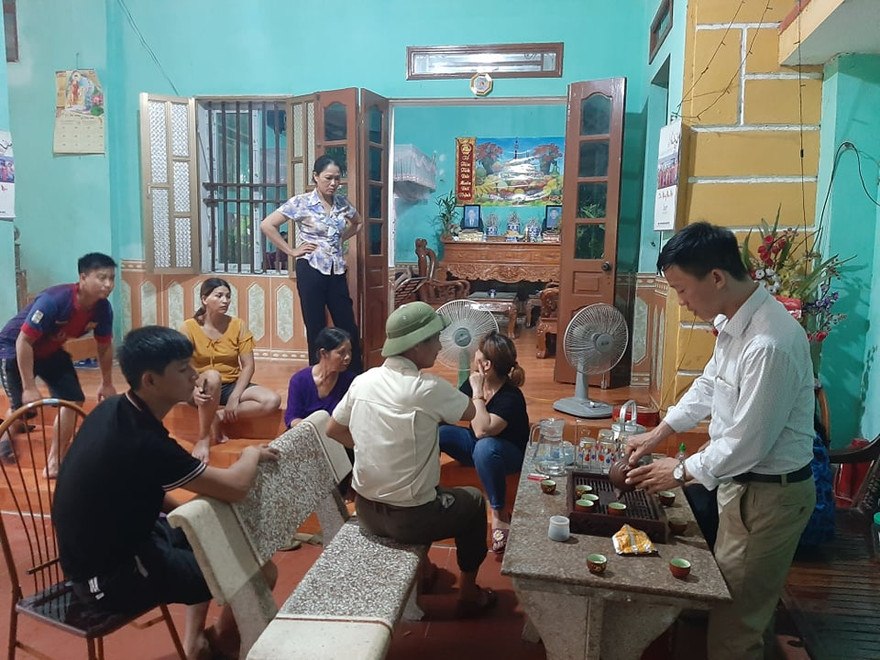 Gia đình nạn nhân bàng hoàng trước sự việc đau lòng vừa xảy ra.