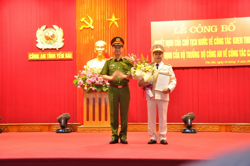 ​Thiếu tướng Nguyễn Duy Ngọc, Thứ trưởng Bộ Công an trao Quyết định của Bộ Công an bổ nhiệm Đại tá Đặng Hồng Đức giữ chức vụ Giám đốc Công an tỉnh Yên Bái. 