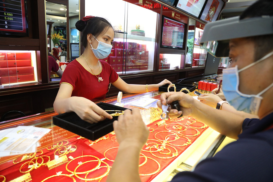 Giá vàng thế giới tăng phi mã, vàng trong nước chững lại. ảnh Như Ý