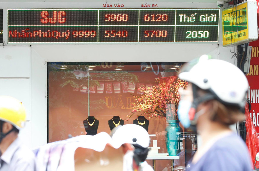 Vàng tăng phi mã, lần đầu tiên vượt mốc 61 triệu đồng/lượng. Ảnh: Như Ý