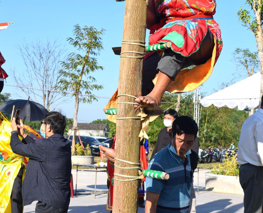 Thót tim nghi lễ 'chân đất leo dao' của người Sán Dìu - Vân Đồn