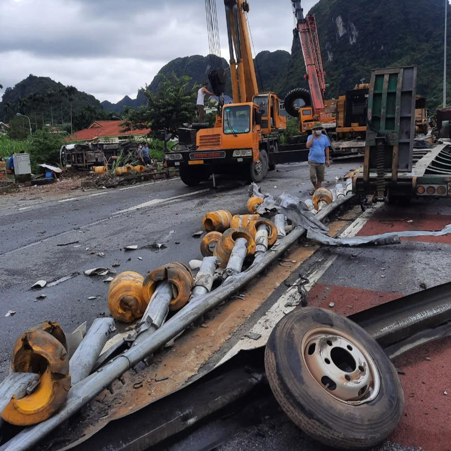 Tai nạn liên hoàn lúc nửa đêm, 3 ô tô nát bét sau va chạm kinh hoàng