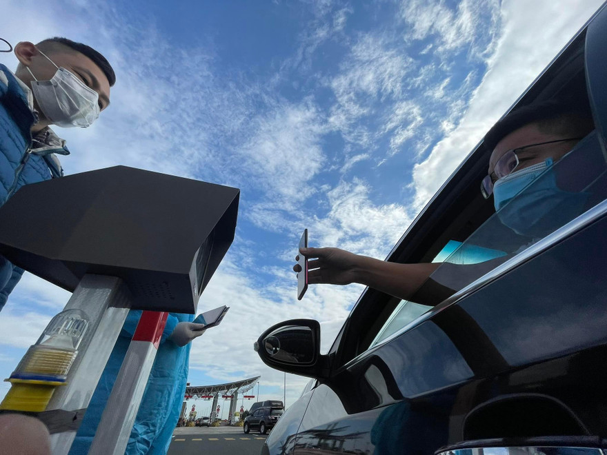 Tỉnh Quảng Ninh vừa cho vận hành thử nghiệm hệ thống máy quét mã QR tự động ngay dưới lòng đường tại chốt kiểm soát dịch COVID-19 cầu Bạch Đằng. Hệ thống này đang được chạy thử nghiệm và cho kết quả rất tốt khi giảm tải được tình trạng ách tắc cũng như thời gian làm thủ tục qua chốt.