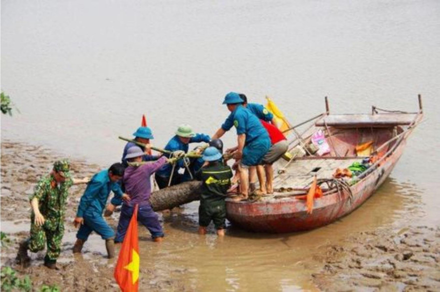 Lực lượng chức năng xử lý di dời quả bom nặng gần 230kg