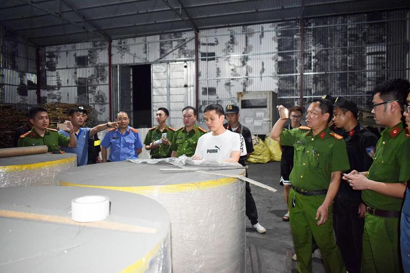 Xuất lậu hàng nghìn tấn quặng 'đội lốt' giấy cuộn