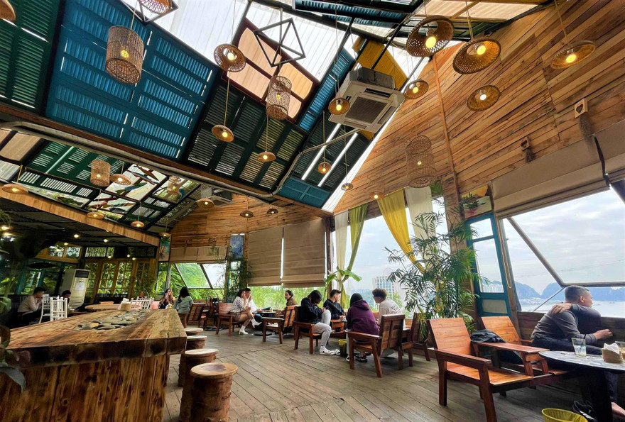 Thông tin từ UBND TP Hạ Long, trong quá trình rà soát, kiểm tra cơ sở kinh doanh không phép được đặt trong khuôn viên đất quốc phòng, đơn vị này phát hiện thêm một cơ sở kinh doanh khác nằm tại khu C thuộc diện tích quản lý của Đoàn An điều dưỡng 22 Hạ Long.