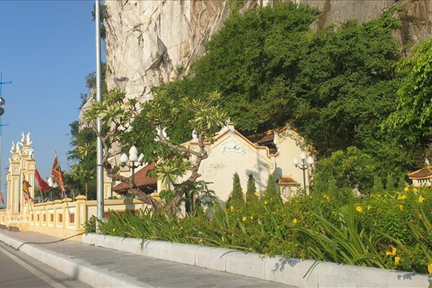 Bài thơ cổ bị vùi lấp dưới chân núi Bài Thơ là của ai?