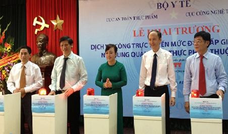 Bộ trưởng Bộ Y tế Nguyễn Thị Kim Tiến bấm nút khai trương dịch vụ công trực tuyến mức độ 4 Cấp giấy xác nhận nội dung quảng cáo thực phẩm ngày 01/8/2014. Nguồn ảnh: internet