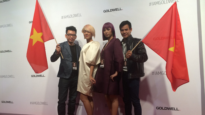 NTMT Nguyễn Hải Hà (phía ngoài, bên trái) và NTMT Hoàng Mạnh Hà (phía ngoài, bên phải) và hai người mẫu tại vòng thi toàn cầu Color Zoom tại Berlin, tháng 10/2014 