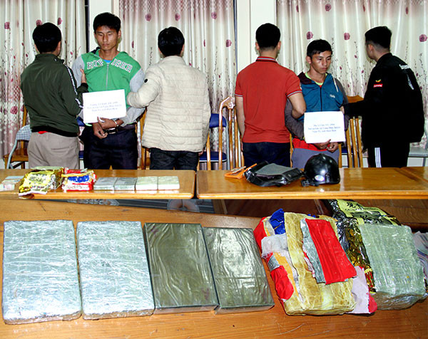 2 đối tượng Ma A Chứ và Giàng A Chinh cùng toàn bộ tang vật tại Cơ quan Cảnh sát điều tra. 