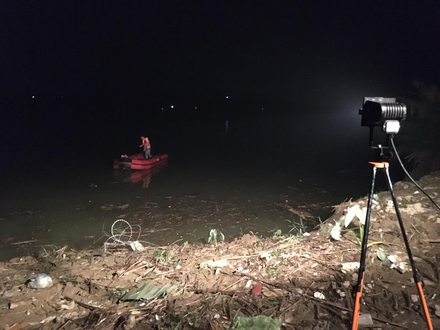 Lực lượng chức năng tìm kiếm thi thể 2 nạn nhân.