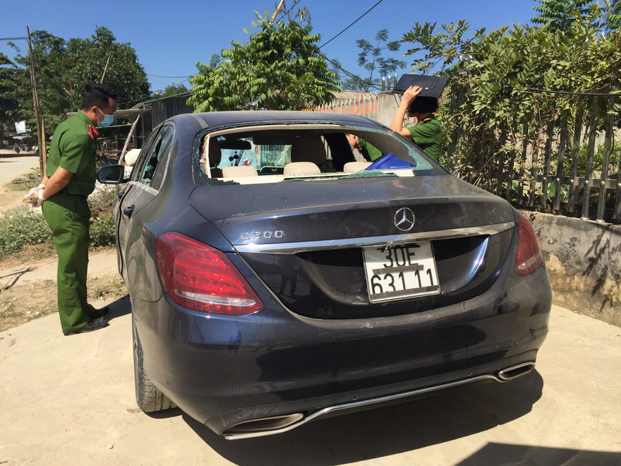 Công an Yên Bái đang tìm chiếc xe bị bỏ lại ven đường.