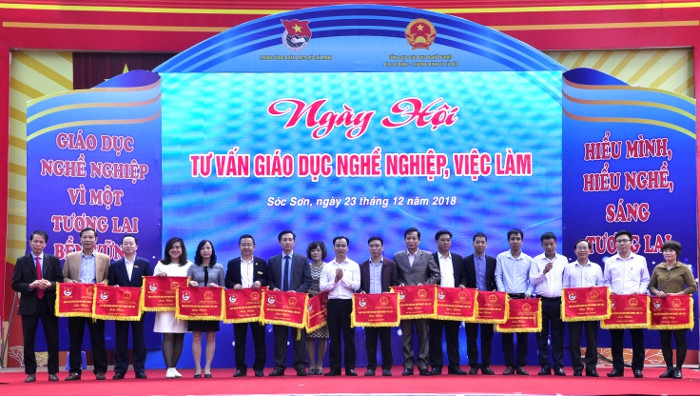 Ban tổ chức tặng cờ lưu niệm và trao hoa tới các chuyên gia tư vấn tại Ngày hội. Ảnh: Đông Hà. 