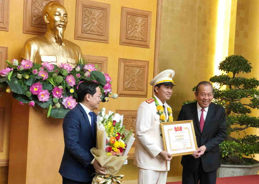 Phó thủ tướng thường trực Chính phủ Trương Hoà Bình, Bí thư thường trực T.Ư Đoàn Nguyễn Anh Tuấn tặng bằng khen, hoa cho các gương cán bộ, công viên chức trẻ. Ảnh: Bình Minh.