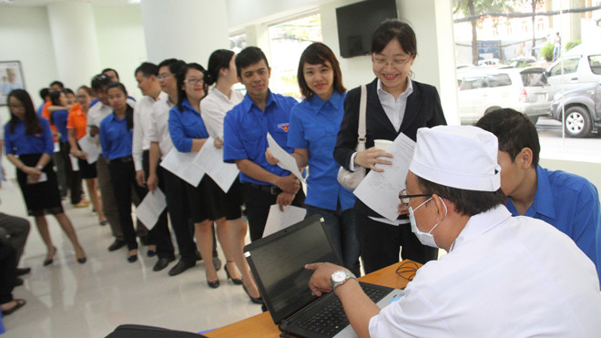 Ngay từ sáng sớm, đông đảo cán bộ, đoàn viên thanh niên cơ quan Tổng công ty điện lực miền Nam đã tập trung đăng ký và kiểm tra sức khỏe trước khi hiến máu.