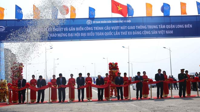  Thông xe kỹ thuật cầu vượt nút giao thông trung tâm quận Long Biên