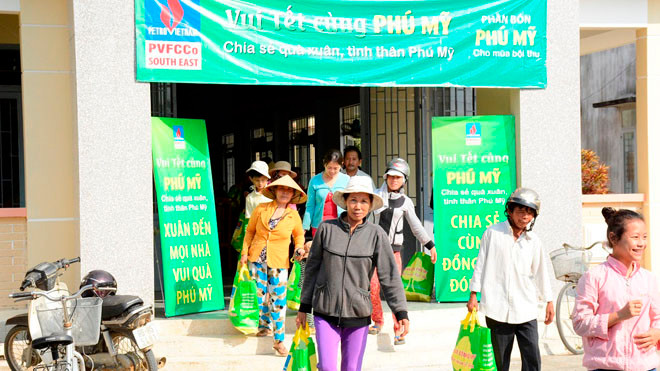 Nhiều bà con nông dân nghèo, hộ gia đình chính sách nhận quà Tết từ PVFCCo.
