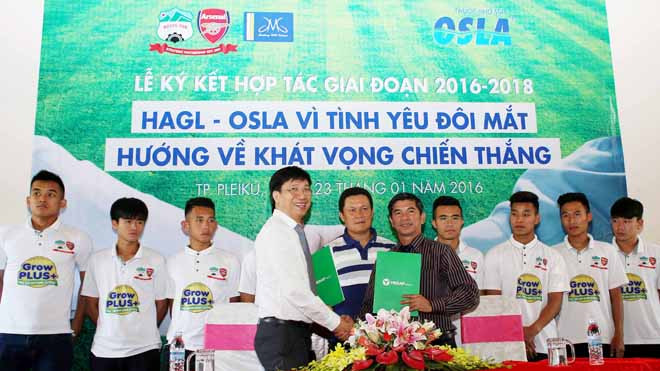 Ông Đoàn Sĩ Hiền, Phó chủ tịch Tập đoàn Dược phẩm Merap - nhà sản xuất và phân phối thương hiệu thuốc nhỏ mắt Osla (trái) và ông Huỳnh Mau - Giám đốc điều hành Công ty CP Thể thao HAGL tại buổi lễ ký kết. Ảnh: Minh Trần