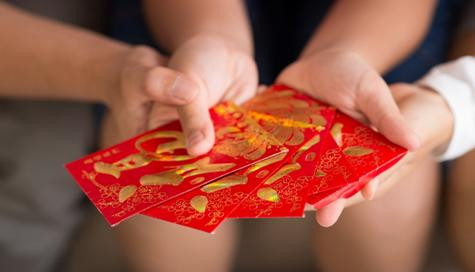 Trao nhau hồng bao đầu năm là truyền thống tốt đẹp trong ngày Tết nguyên đán